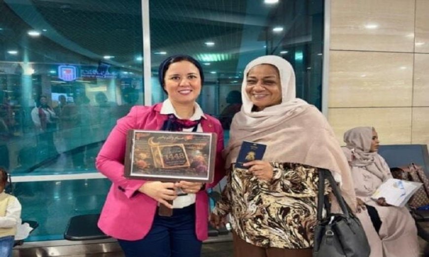 مطار القاهرة يطلق احتفالات رأس السنة الهجرية بتوزيع الهدايا والحلوى للركاب