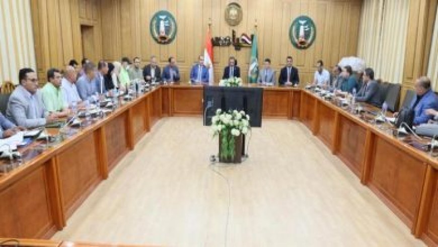 محافظ القليوبية يراقب تقدم مشروعات مياه الشرب والصرف الصحي لضمان تحسين الخدمات العامة