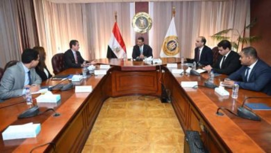 وزير النقل يعلن توقيع عقود هامة لتطوير السكك الحديدية ونظم الإشارات للنقل الذكي