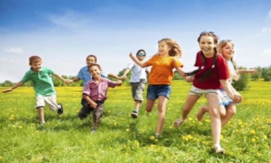أهمية اللعب في الهواء الطلق وتأثيره الإيجابي على نفسية الأطفال