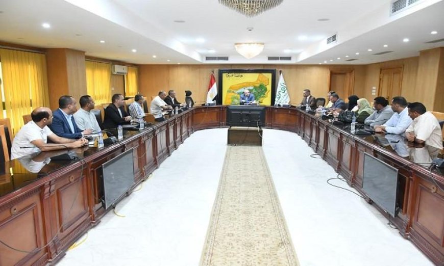 محافظ الفيوم يؤكد على أهمية تعزيز الجدية في العمل وتحسين مستوى النظافة ورفع الإشغالات