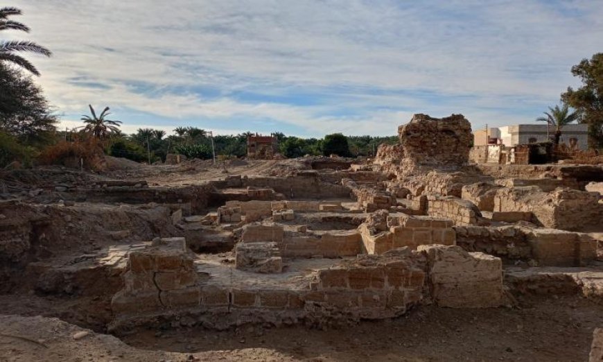 اكتشاف عناصر معمارية جديدة مذهلة في معبد القصر القديم بالواحات البحرية بالصور