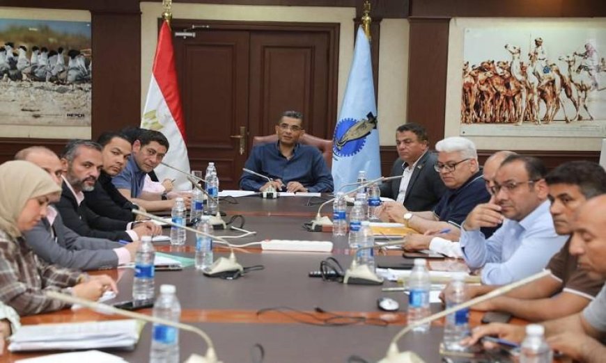 محافظ البحر الأحمر يدعو لتسريع تنفيذ مشروعات البنية التحتية في الغردقة ورأس غارب
