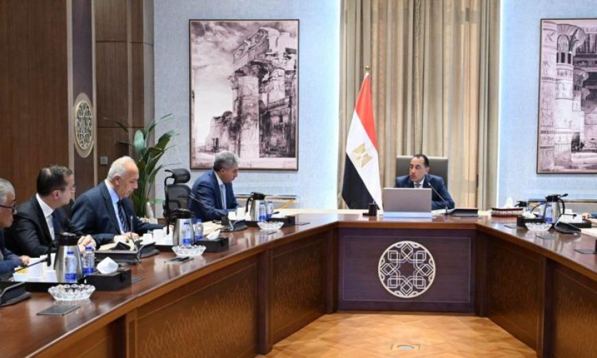 رئيس الوزراء يعقد اجتماعا مع ممثلي السياحة والطيران لتعزيز الحركة السياحية