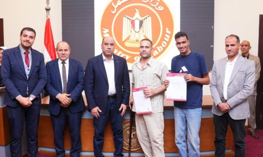 رداد يوزع عقود عمل لذوي الهمم ويشدد على متابعة الرئيس لدمجهم في سوق العمل