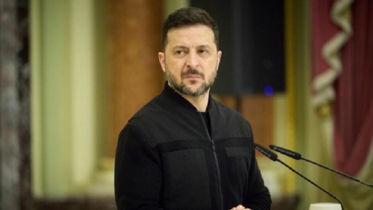 زيلينسكي يتخذ قرارًا جريئًا بإقالة قائد الجيش الأوكراني
