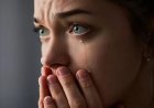 البكاء المفاجئ دون سبب يدل على مشاكل صحية قد تكون خطيرة
