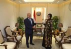 تكريم وزير النقل للمواطنة ليلى الأنصاري من أسوان اعترافاً بموقفها الوطني المتميز