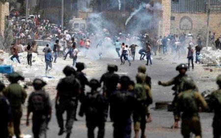 اختناق فلسطينيين خلال اقتحام الاحتلال لمجمع طبي في رام الله