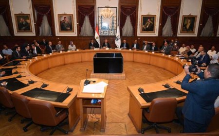 وزير الصناعة ومحافظ القاهرة يقدمان 40 عقد تقنين لمصانع شق الثعبان لتحسين الأوضاع الاقتصادية