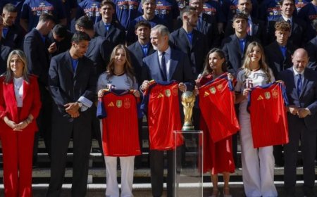 ملك إسبانيا يكرم أبطال المونديال في احتفالية رائعة