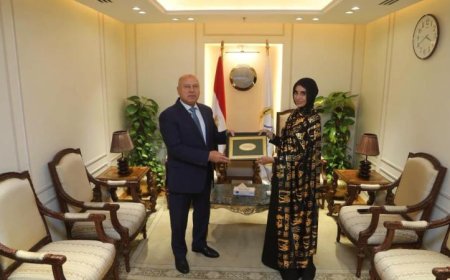 تكريم وزير النقل للمواطنة ليلى الأنصاري من أسوان اعترافاً بموقفها الوطني المتميز
