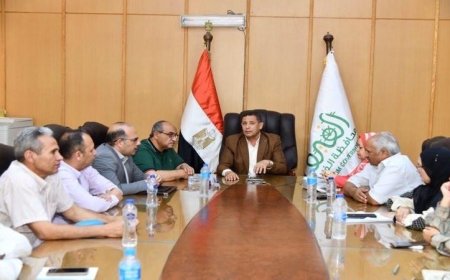 اجتماع سكرتير مساعد الفيوم مع القيادات الإدارية لبحث استراتيجيات العمل وتحسين جودة الخدمات