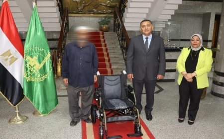 محافظ القليوبية يمنح كرسيين كهربائيين دعمًا لذوي الهمم
