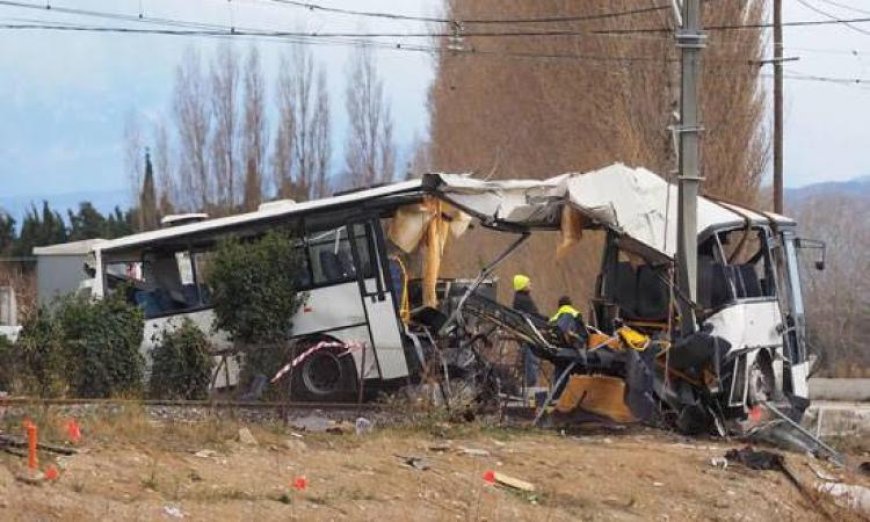 مأساة في أوغندا مقتل 21 شخصا في تحطم حافلة مدرسية