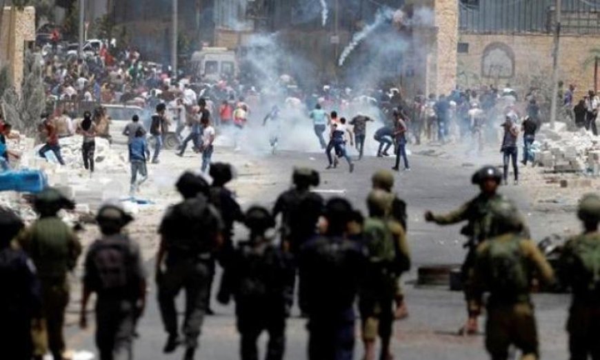 اختناق فلسطينيين خلال اقتحام الاحتلال لمجمع طبي في رام الله