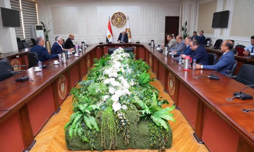 وزير العمل يجتمع بمجموعة أصحاب مصانع النسيج والملابس في المحلة الكبرى لتعزيز التعاون