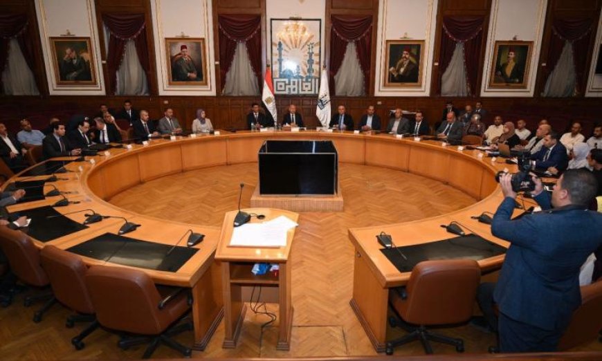 وزير الصناعة ومحافظ القاهرة يقدمان 40 عقد تقنين لمصانع شق الثعبان لتحسين الأوضاع الاقتصادية