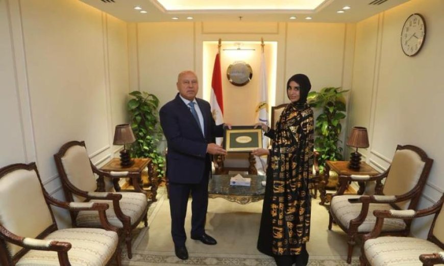 تكريم وزير النقل للمواطنة ليلى الأنصاري من أسوان اعترافاً بموقفها الوطني المتميز