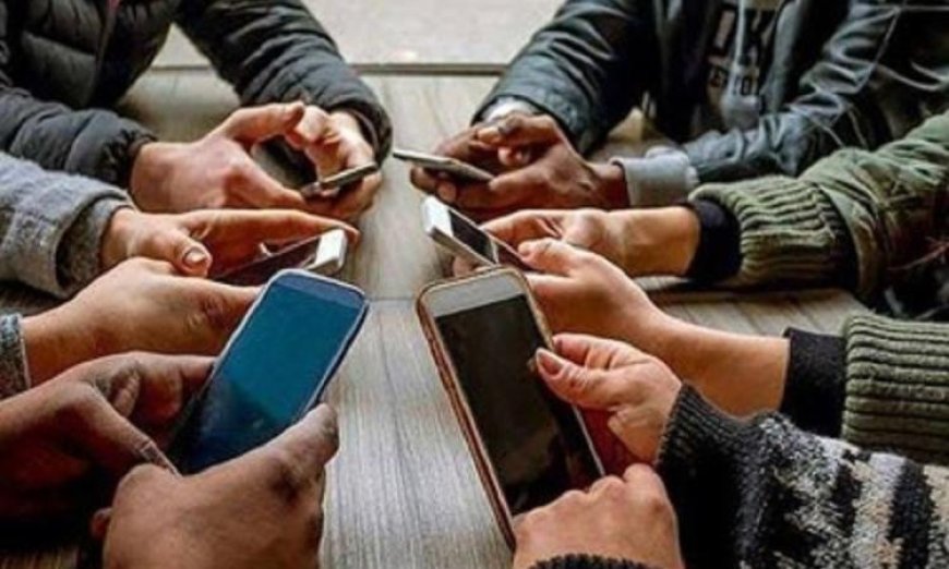 الإفراط في استخدام الهاتف يسبب آلاماً جسدية متزايدة