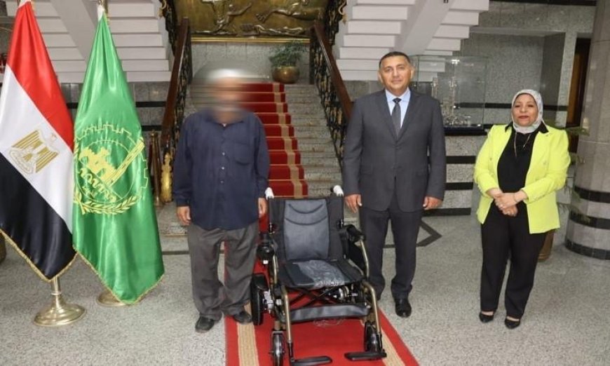 محافظ القليوبية يمنح كرسيين كهربائيين دعمًا لذوي الهمم