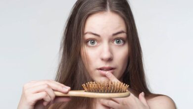 أسباب تساقط الشعر وطرق علاج تساقط الشعر في المنزل