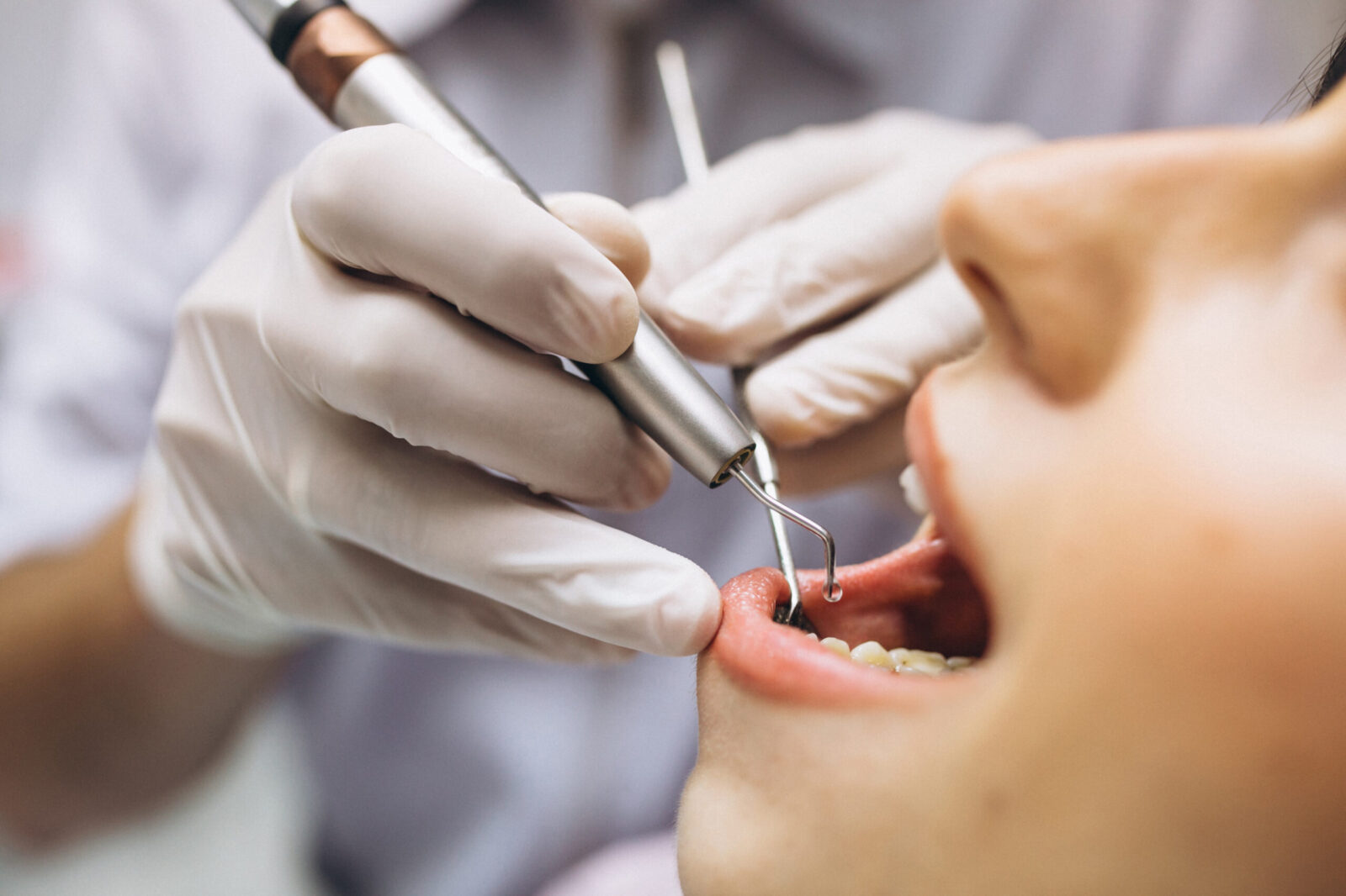ما هو الحد الأدنى والحد الأقصى لرواتب أطباء الأسنان في المملكة العربية السعودية؟