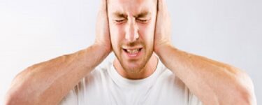 أسباب طنين الأذن عند النوم وعلاجه