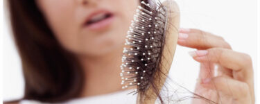 تساقط الشعر من الجذور البيضاء أسبابه وطرق العلاج المختلفة
