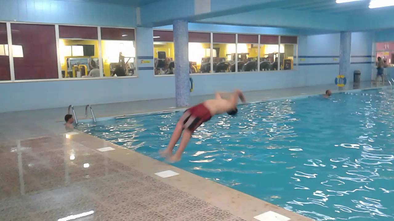 تفسير حلم القفز في المسبح في المنام للرجل