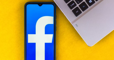 فيس بوك يختبر طرق جديدة لمساعدة صانعي المحتوي على جني أرباح