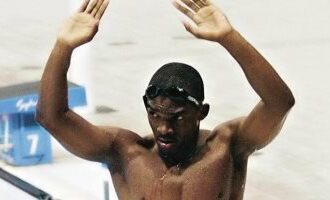 أصل الحكاية فى الرياضة (4).. موسامبانى أبطأ سباح يدخل تاريخ الأولمبياد