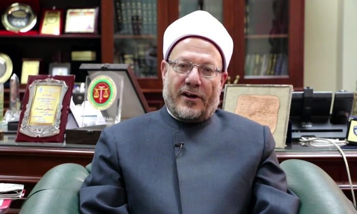 المفتي يكشف حكم من يجامع زوجته في نهار رمضان وكفارته.. فيديو