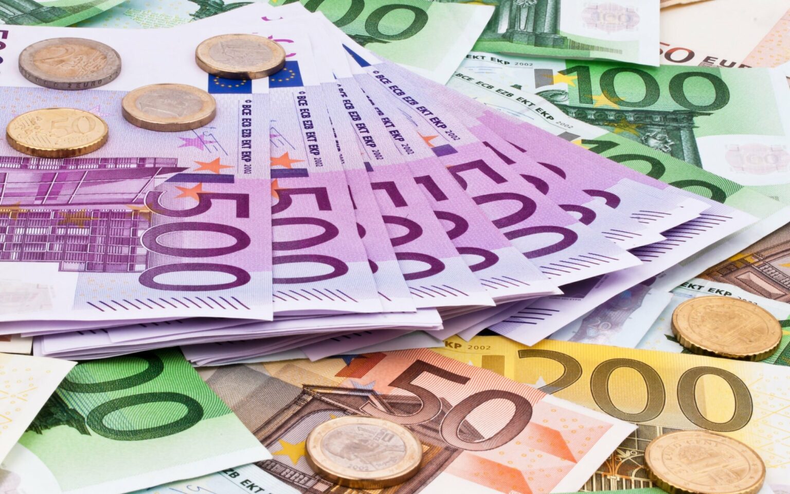 سعر اليورو أمام الجنيه المصري بداية تعاملات اليوم الأحد 19 مارس 2023