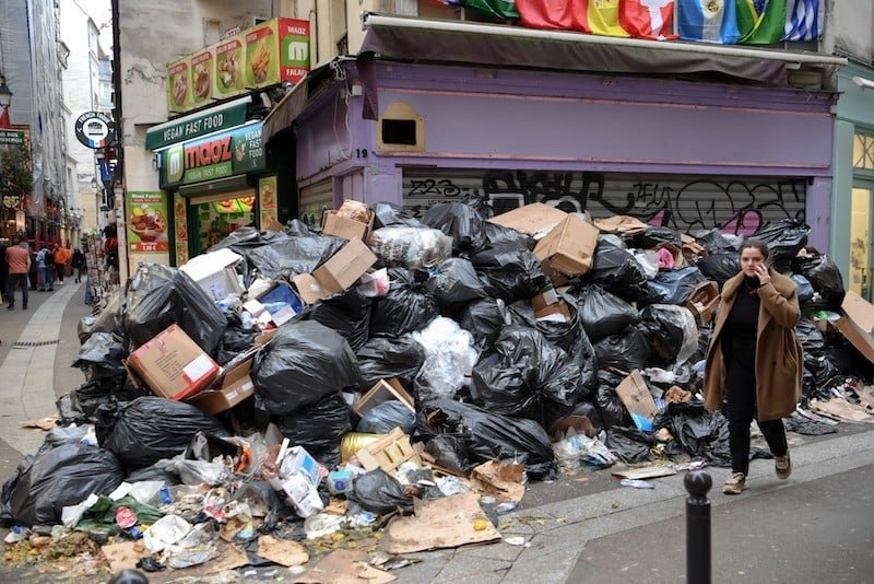 بسبب الإضرابات.. القمامة تغرق عاصمة العطور الفرنسية