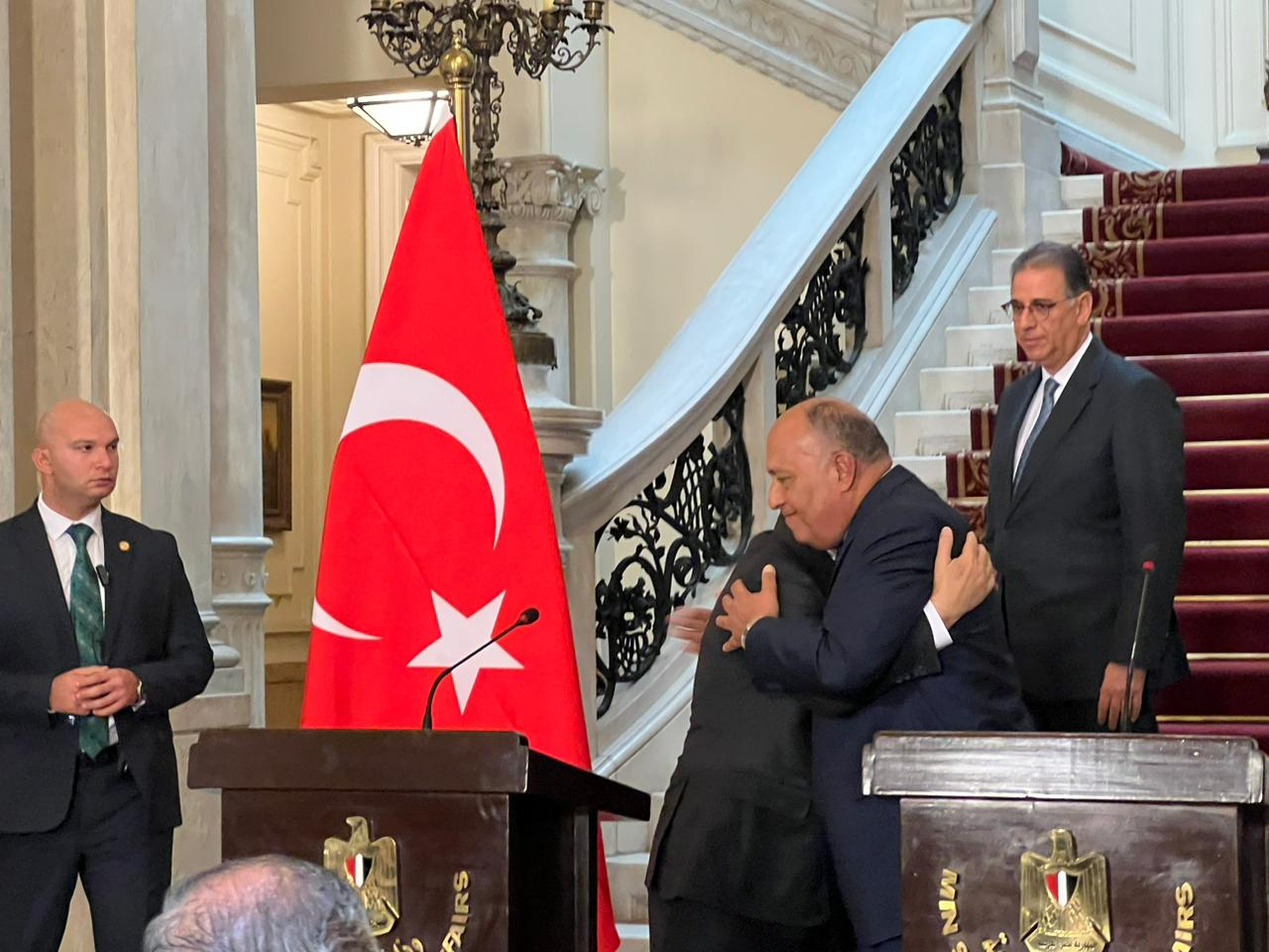 بمناسبة رمضان.. وزير الخارجية يستقبل نظيره التركي بـ«الأحضان» (صور)