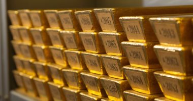انخفاض أسعار الذهب عالمياً بسبب تراجع مخاوف أزمة الديون الأمريكية