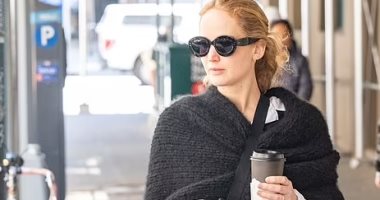 جينيفر لورانس بنظارة وكوب قهوة خلال سيرها فى شوارع نيويورك