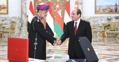 الرئيس السيسي وسلطان عمان يتبادلان أرفع الأوسمة في البلدين
