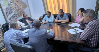 رئيس "ملوي الجديدة" يجتمع بمسئولى الشركات العاملة بالمدينة لدفع العمل بالمشروعات