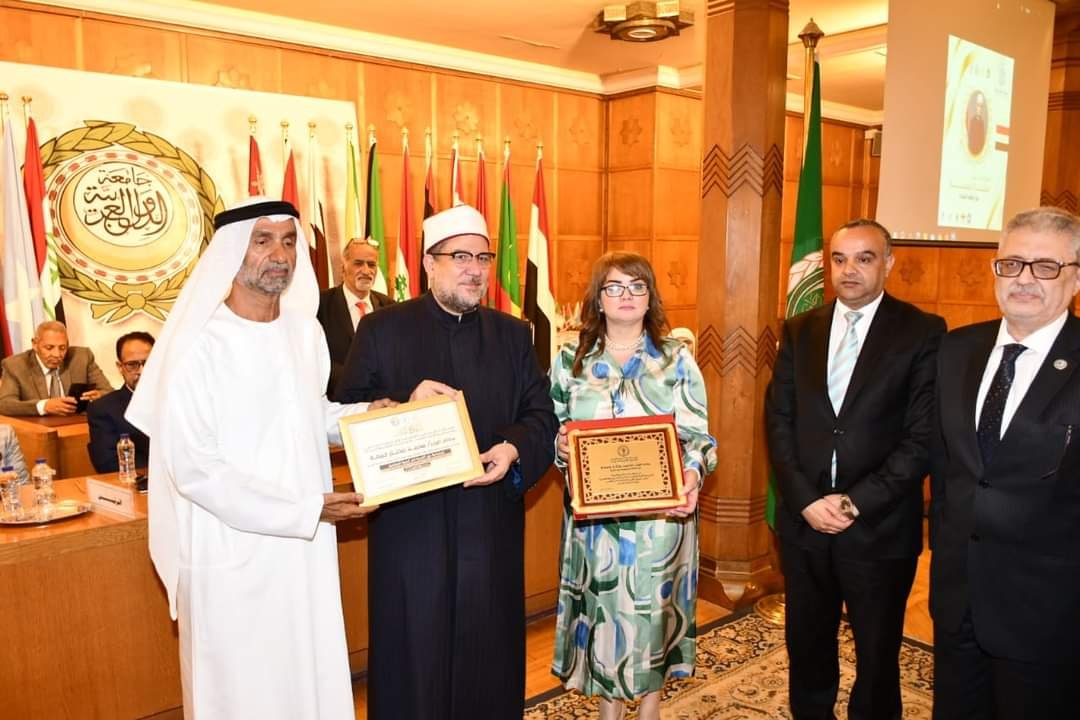 الاتحاد العربي للتنمية المستدامة يهدي وزير الأوقاف شهادة تقدير لجهوده