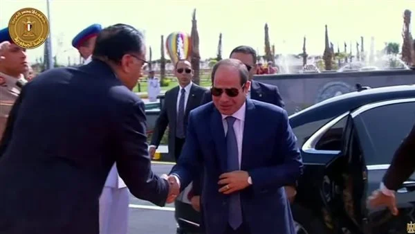 الرئيس السيسي يصل مقر افتتاح مجمع مصانع إنتاج الكوارتز بالعين السخنة
