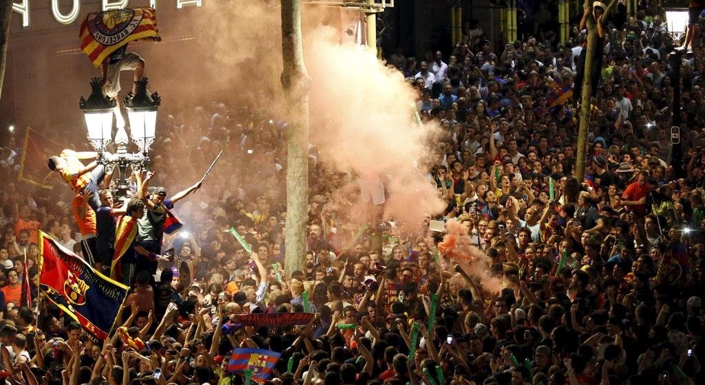 جماهير برشلونة تحتفل بلقب الدوري الإسباني في شوارع كتالونيا «فيديو»