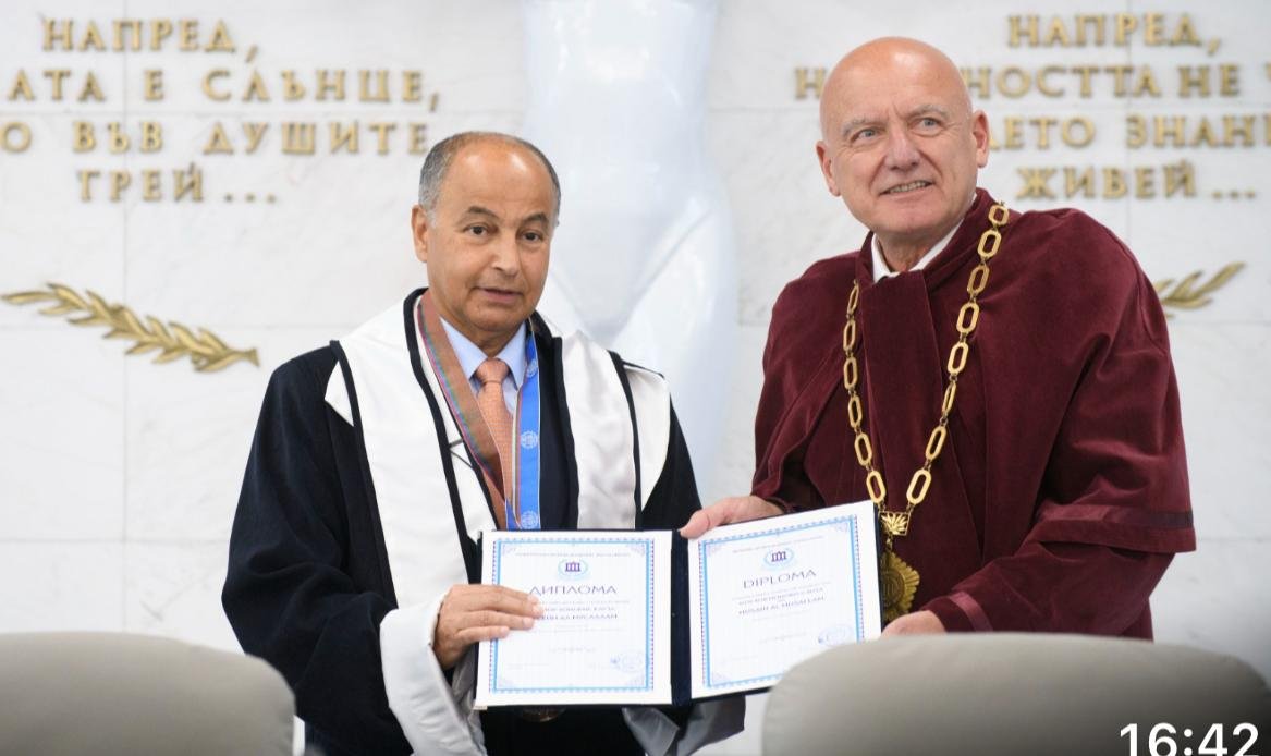 ياسر إدريس يهنئ رئيس الاتحاد الدولى لألعاب الماء بعد منحه الدكتوراه الفخرية من بلغاريا