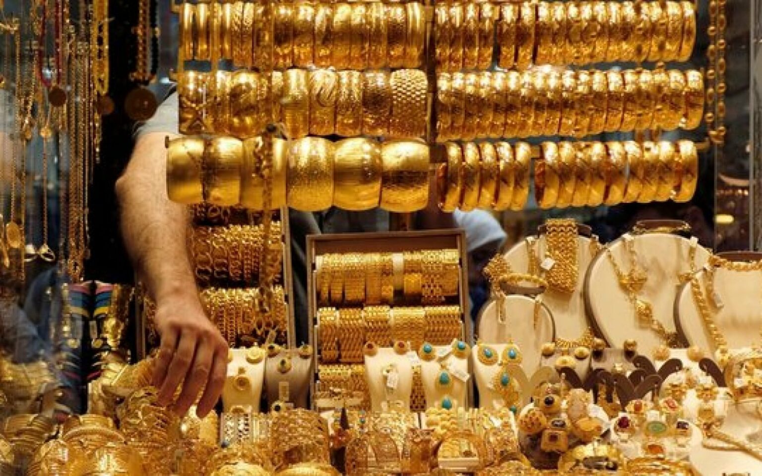 سعر الذهب يترقّب العائدين من الخارج.. وانخفاض الطلب على السبائك ‏