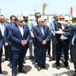 وزير الصناعة و محافظ بورسعيد يتفقدان سير العمل داخل مصنع كابسي وستايلر