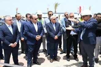 وزير الصناعة و محافظ بورسعيد يتفقدان سير العمل داخل مصنع كابسي وستايلر