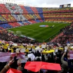 ملعب الكامب نو يضع برشلونة في صدارة الأندية